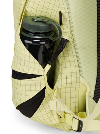 NEMO Resolve 15 L Endless Promise Technical Active Pack Water bottle pocket (Water bottle sold separately)