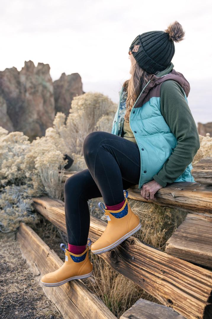 Location Image for Eve Light Weight Hiker Quarter Socks - Women's