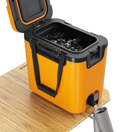 Dometic Recon 16 L Cooler Included spigot cap (bottle not included)
