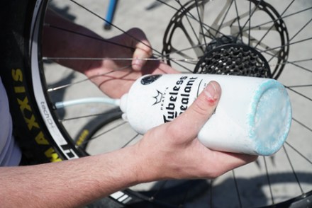 Peaty's Tubeless Sealant Workshop Bottle - 1 Liter 2