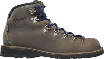 danner mountain pass hiking boots