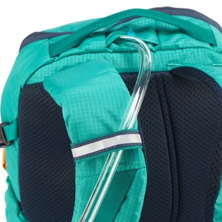 REI Co-op Tarn 18 Pack - Kids' Hydration port & tube routing