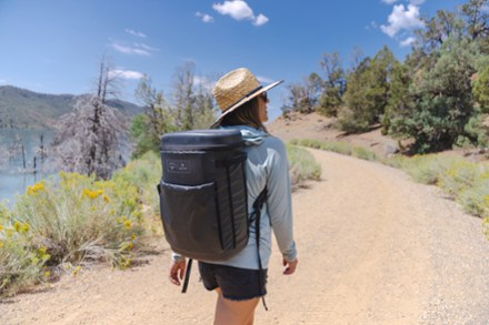 osprey backpack cooling Sportlite 15L Lightweight Hiking with Hydraulics Reservoir for Men & Women Its ventilated back panel has an adjustable harness so that the weight of your pack is kept close for a comfortable fit Osprey Daylite Carry-On Travel Pack
