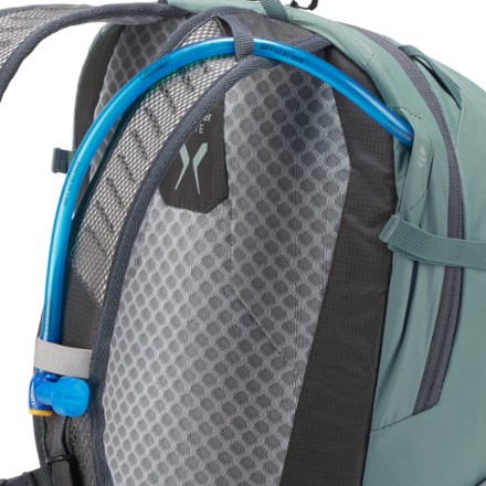 Deuter Speed Lite 21 Pack Hydration port & tube routing (Shale/Graphite)