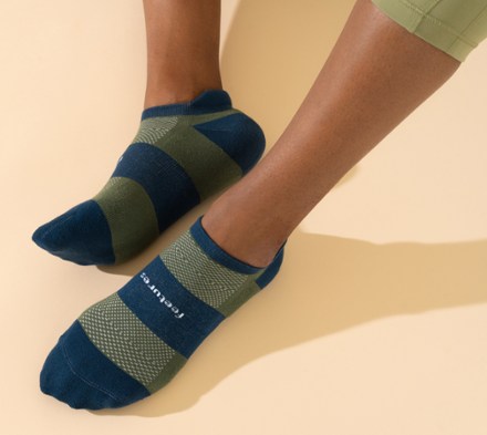 Feetures High-Performance Cushion No-Show Tab Socks 1