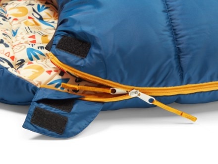 REI Co-op Kindercone 25 Sleeping Bag - Kids' Zipper detail (Indigo)