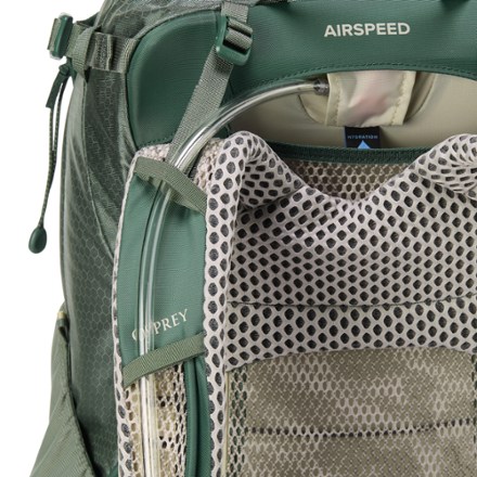 Osprey Stratos 34 Pack - Men's Hydration port and tube routing (reservoir not included)