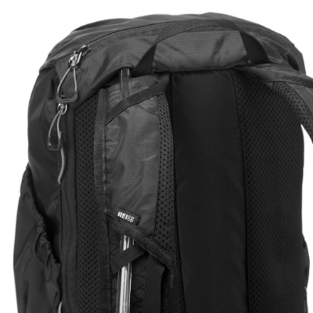 REI Co-op Flash 22 Pack Hydration port & tube routing
