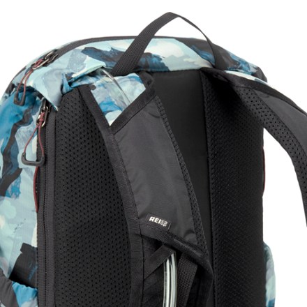 REI Co-op Flash 22 Print Pack Hydration port & tube routing