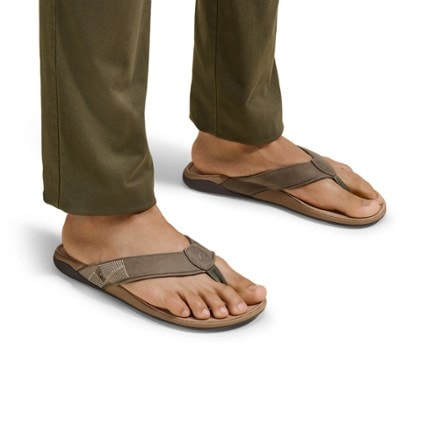 OluKai Tuahine Sandals - Men's 4