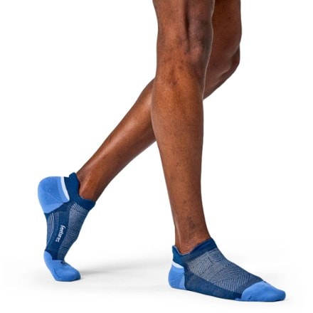 Feetures Elite Max Cushion No Show Tab Socks 1