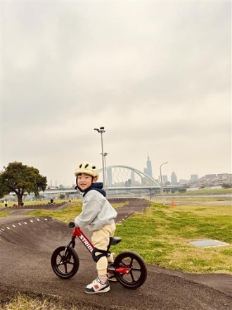 STRIDER 12 Sport Kids' Balance Bike 3