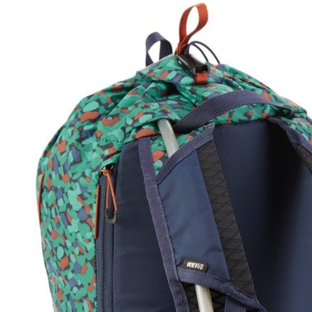 REI Co-op Flash 18 Print Pack Hydration port & tube routing