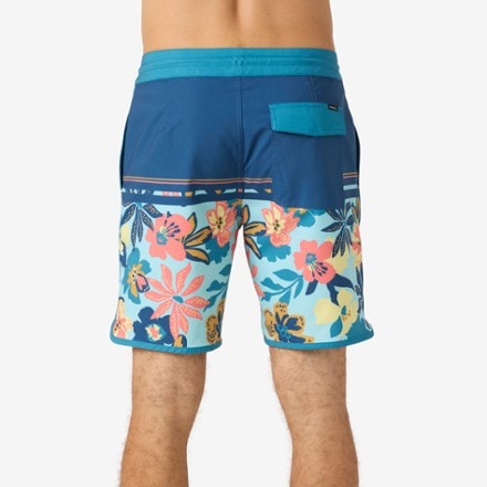 O'Neill Cruzer Scallop 18" Board Shorts - Men's 2