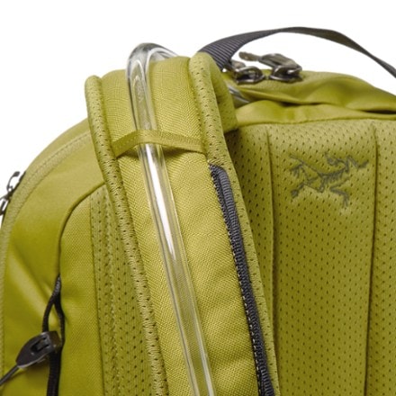 Arc'teryx Mantis 16 Pack Hydration port & tube routing