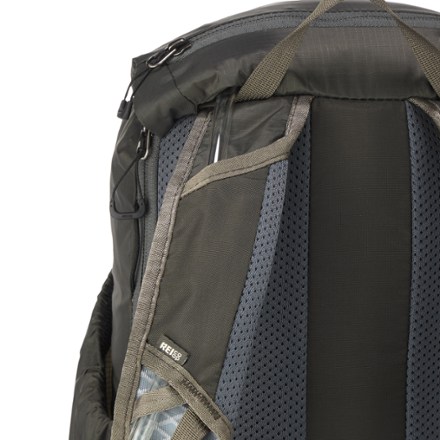 REI Co-op Flash 22 Pack Hydration port & tube routing