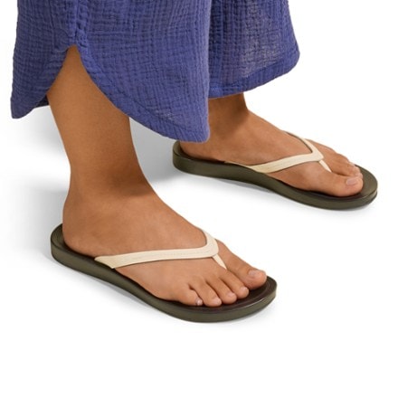 OluKai Lalahi Flip-Flops - Women's 6