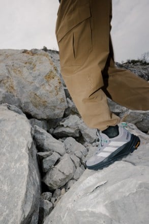 Location Image of color Chalk White/Ftwr White/Grey