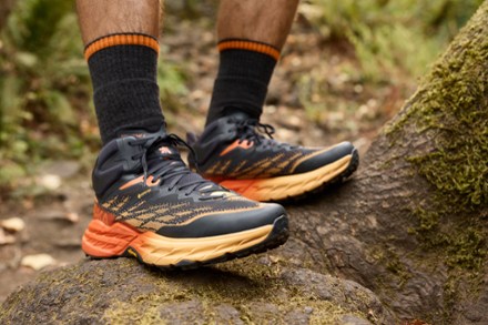 Hoka Speedgoat 5 Mid Gtx Blue Graphite/Amber Yellow Chaussures trail homme  : Snowleader