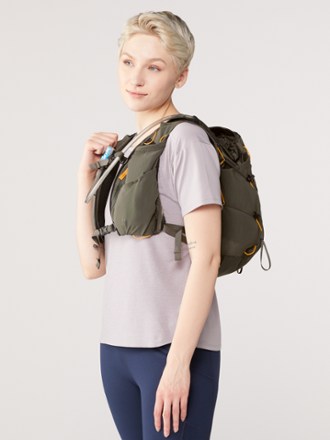 REI Co-op Flash 15 Hydration Vest 1