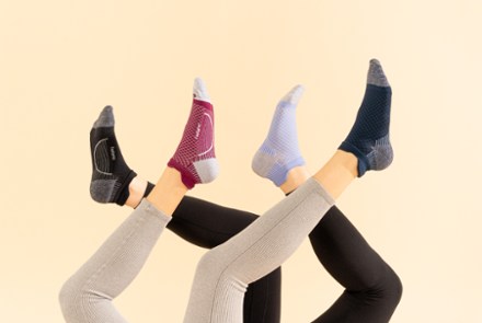 Feetures PF Relief Cushion No-Show Tab Socks 1