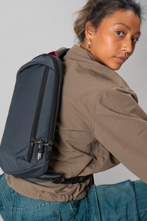 Pacsafe Vibe 325 Sling Pack 4