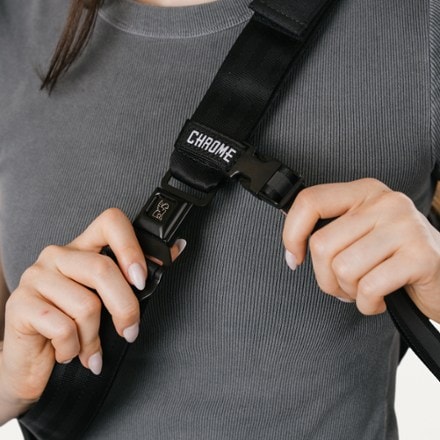 Chrome Barrage 5 L Sling Bag 10