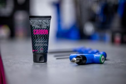 Muc-Off Carbon Gripper Carbon Fibre Assembly Compound 2