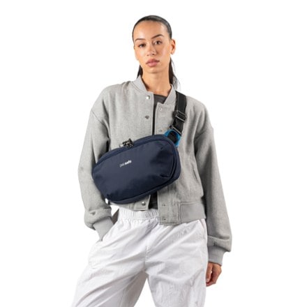 Pacsafe X Urban Sling 1