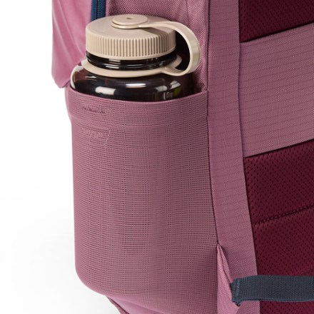 Cotopaxi Allpa 26 L Pack Water bottle pocket (Water bottle sold separately)