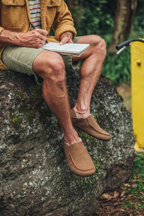 OluKai Kipuka Hulu Slippers - Men's 7