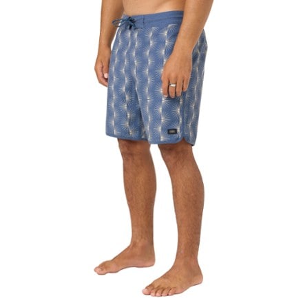 O'Neill Cruzer Scallop 18" Board Shorts - Men's 2