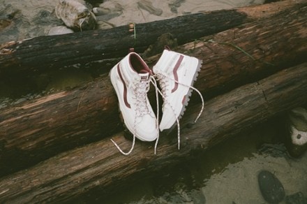 Location Image for Sk8-Hi GORE-TEX Insulated Shoes - Women's