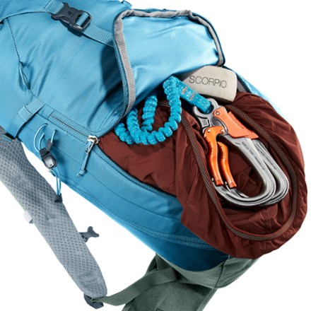 deuter backpack 18l Junior Childrens (18 L): Clothing, Shoes & Jewelry shaped shoulder strapsFit like gloves Attack 18 SL | mocha-pecan