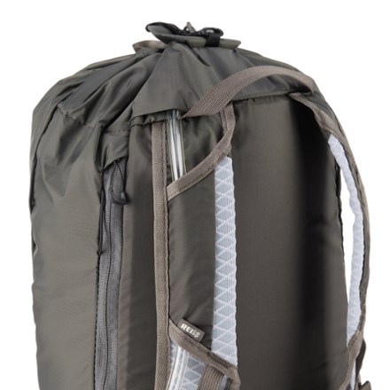 REI Co-op Flash 18 Pack Hydration port & tube routing