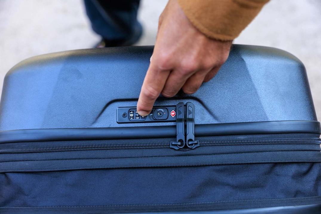 Location Image for Cache 28 Large Spinner Wheeled Luggage