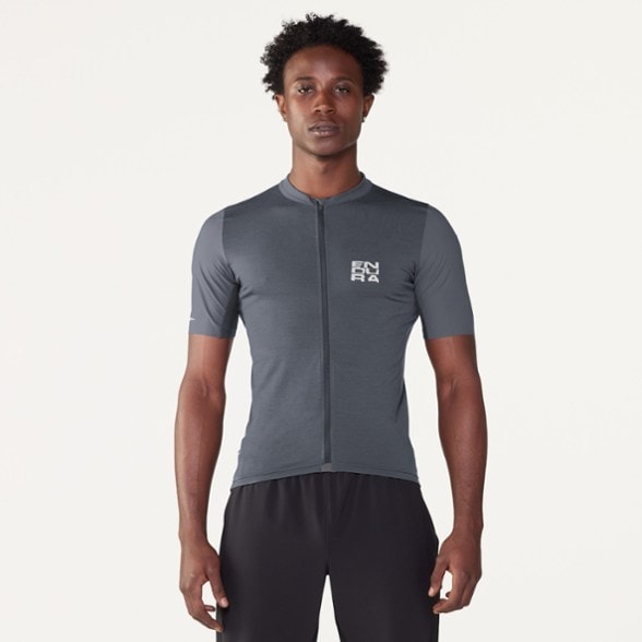 Model info: Height: 6' 1" | Waist: 30" | Wearing size: M