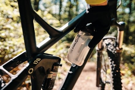 Fidlock TWIST 450 Water Bottle and Bike Base 1