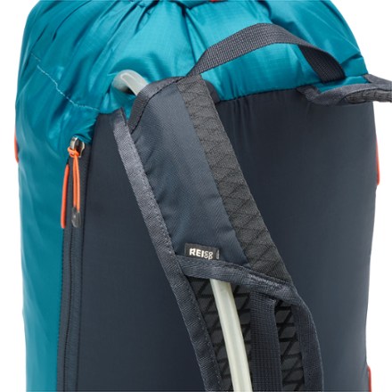 REI Co-op Flash 18 Pack Hydration port & tube routing