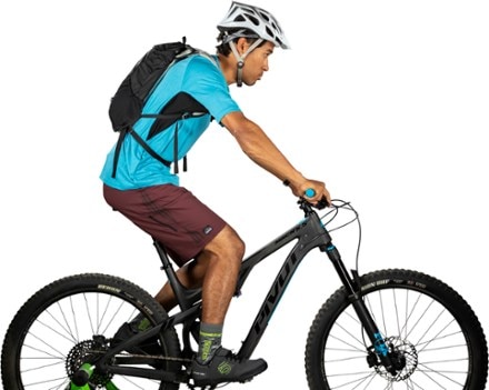 Osprey Katari 7 Hydration Pack - Men's 2