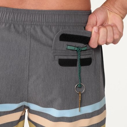 VISSLA Sumner 16.5" Volley Shorts - Men's 6