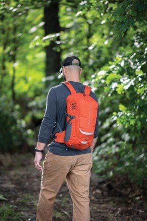 ALPS Mountaineering Hydro Trail 17 Hydration Pack 4
