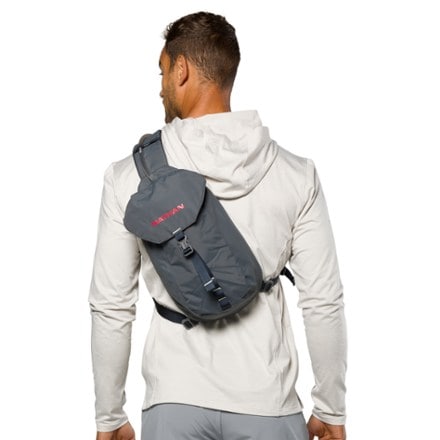 Nathan Limitless 6-Liter Sling Pack 1