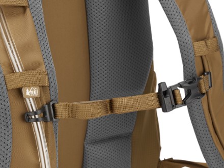 REI Co-op Trail 25 Pack Hydration tube routing (reservoir not included)