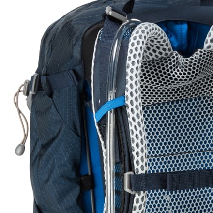 Osprey Stratos 34 Pack - Men's Hydration port & tube routing