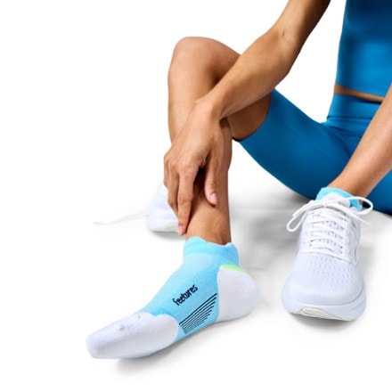 Feetures Elite Max Cushion No Show Tab Socks 2