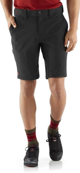 Model info: Height: 6 ft. 2 in. | Waist: 32 | Inseam: 32