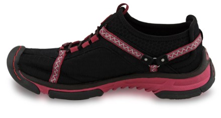 Instep detail (Black/Deep Red)