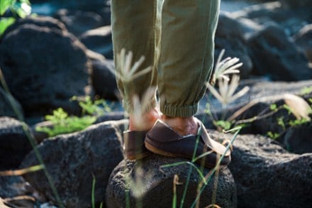 OluKai Moloa Slippers - Men's 5