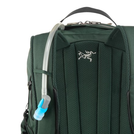 Arc'teryx Mantis 26 Pack Hydration port & tube routing